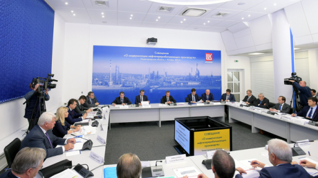 Михаил Бабич принял участие в совещании о модернизации нефтеперерабатывающих производств