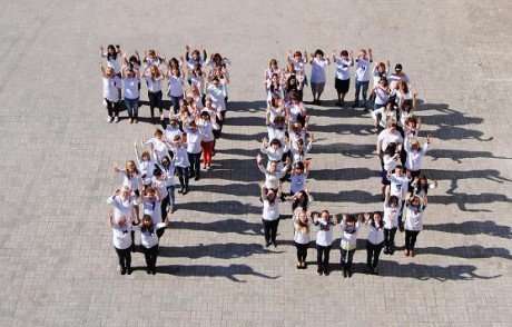 В Самаре сотрудники Отделения Пенсионного фонда РФ выстроились в цифру 70 в честь юбилея Победы