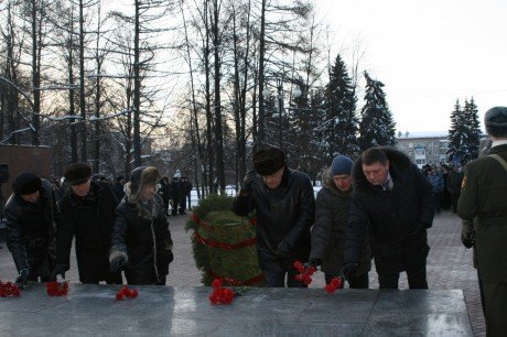 Возложение цветов к Монументу Боевой славы в Ижевске