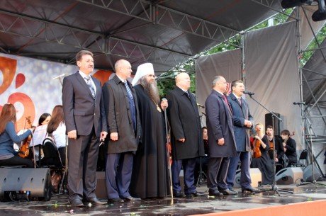 Жители и гости столицы Приволжья отмечают День города и День России