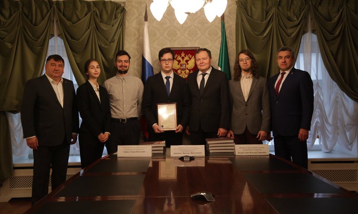 27.09.22_Виктор Демидов вручил диплом полномочного представителя Президента РФ в ПФО