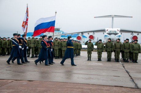 Легендарному Берлинскому военно-транспортному авиационному полку вручили Боевое знамя