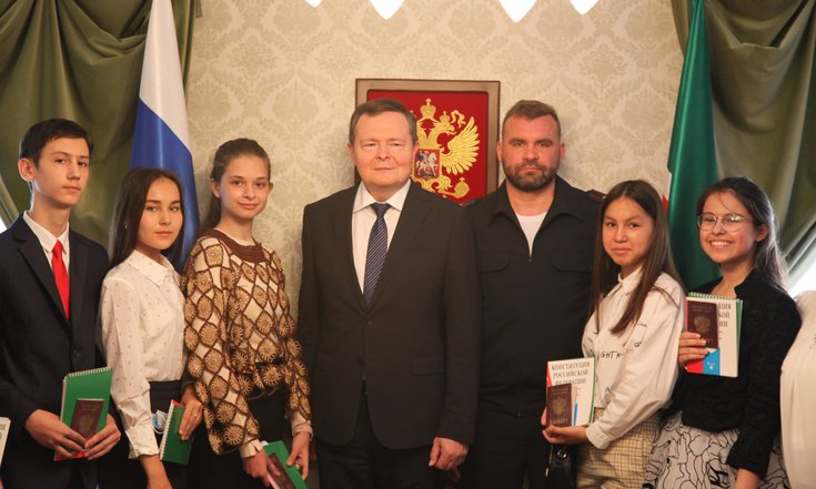 04.06.2021 ГФИ по РТ вручил паспорта юным гражданам РФ готов