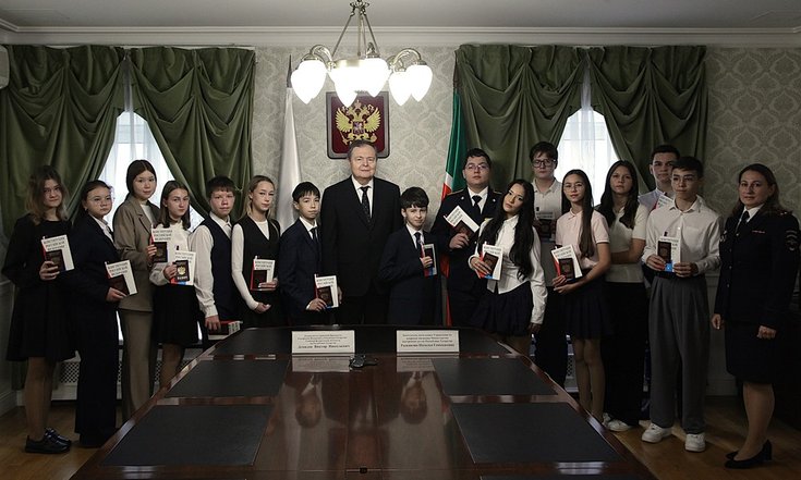 31.10.2025_Главный федеральный инспектор по РТ вручил паспорта юным татарстанцам