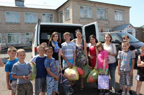 Готовиться к выпускному балу воспитанникам Гамалеевского дома детства помогают волонтёры «Доброй воли»