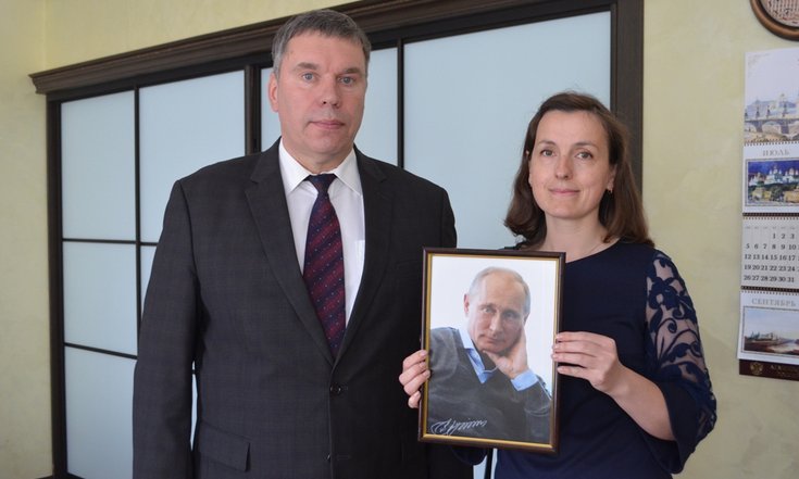 Кировскому преподавателю  вручили портрет Путина с автографом