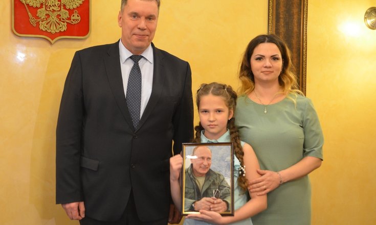 Президент России подарил школьнице из Кирова свой портрет с автографом