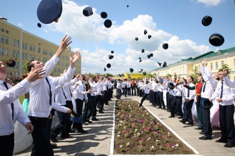 Выпускники Оренбургского президентского кадетского училища попрощались со Знаменем 