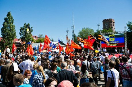 Оренбуржцы отмечают главный национальный праздник страны 