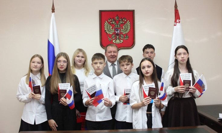Пресс-релиз Сергей Беляков вручил паспорта