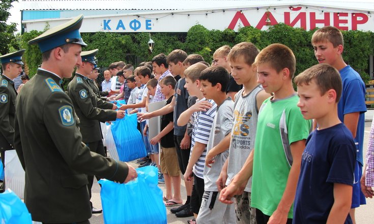 Крымские школьники участвуют в оборонно-спортивном лагере "Гвардеец" Приволжского федерального округа