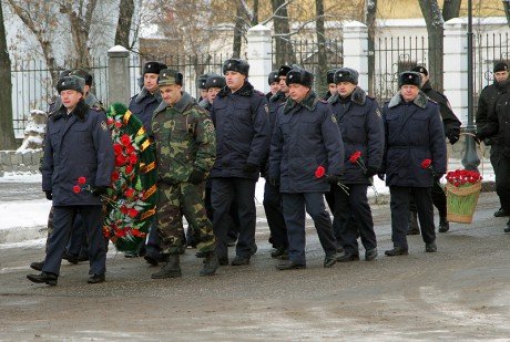 В Кирове прошел церемониал возложения цветов к памятнику «Воинам-кировчанам», посвященный Дню неизвестного солдата