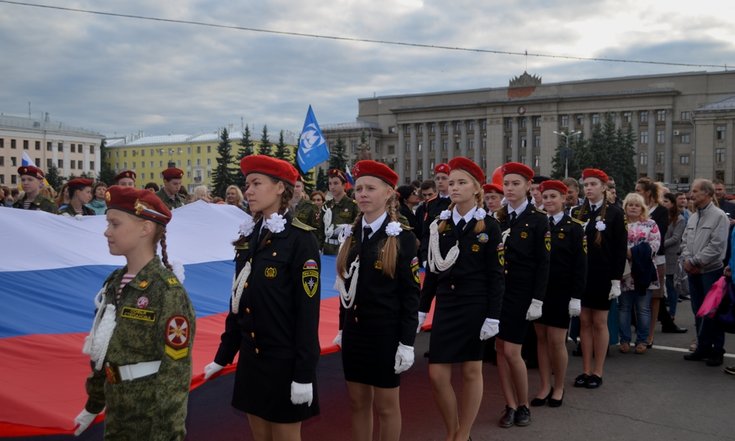 Владимир Климов поздравил кировчан с Днем Государственного флага России