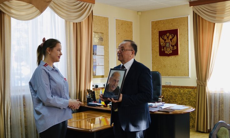 Геннадий Федоров вручил портрет с автографом Президента России