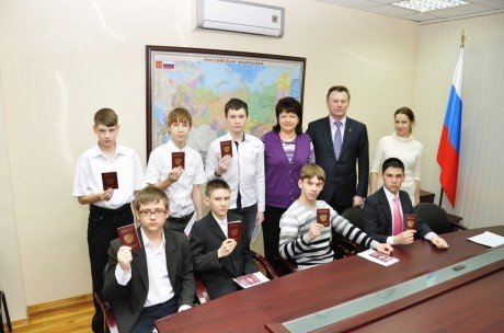 Марина Алёшина вручила паспорта Российской Федерации юным саратовцам