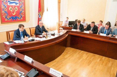 Помощник Президента РФ Игорь Левитин и губернатор Оренбургской области Юрий Берг провели рабочее совещание по вопросам совершенствования сети автомобильных дорог региона и развитию авиации общего назначения