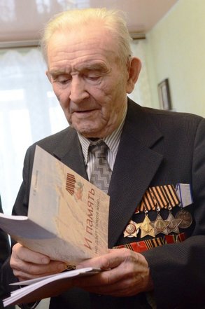 Владимир Климов поздравил полного кавалера Ордена Славы Евгения Смышляева с Днем Героев Отечества