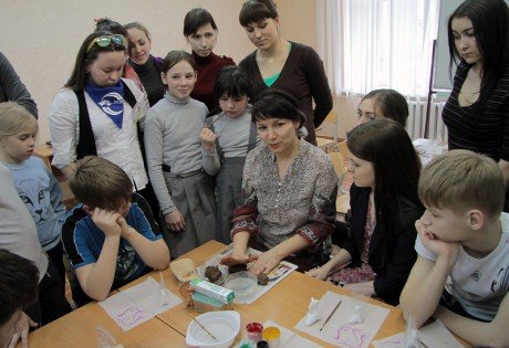 Волонтеры из МАГУ и воспитанники школы-интерната познакомились с народным творчеством Вятки