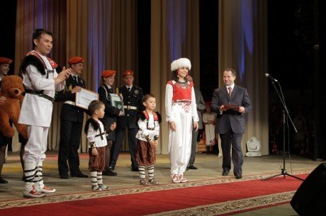 Михаил Бабич поздравил победителей конкурса «Успешная семья Приволжья - 2013»