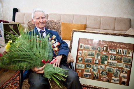 Ветерана со 100-летием со дня рождения поздравили руководители Оренбуржья