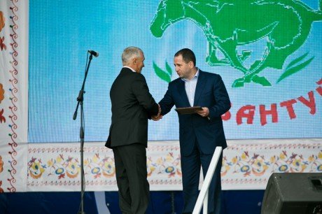 Благодарственным письмом Приволжского полпреда отмечен тракторист-машинист из Октябрьского района Оренбургской области