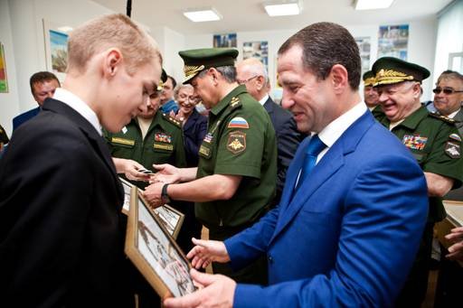 Сергей Шойгу и Михаил Бабич поздравили первых выпускников Оренбургского президентского кадетского училища
