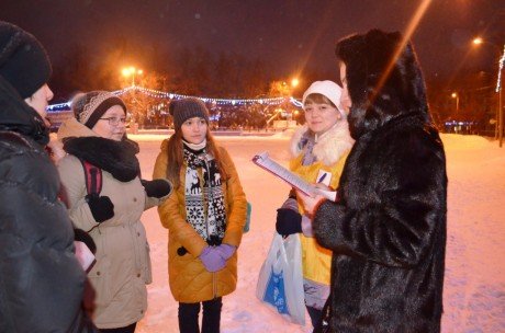 Волонтеры молодежного движения «Добрая воля» в необычной форме поздравили кировчан с Днем Конституции