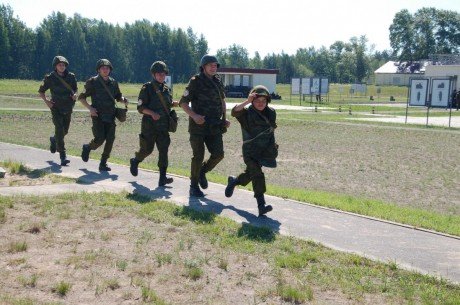 Школьники из Чувашской Республики проходят курс молодого бойца в окружном лагере «Гвардеец»